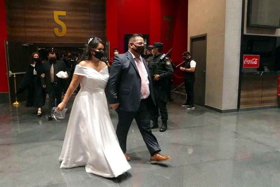 Más de 100 personas y hasta una pareja (ella vestida de novia) fueron desalojadas.