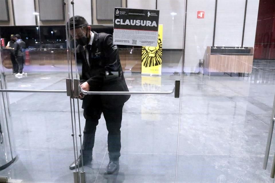 Personal del Showcenter presentó un presunto permiso del Municipio de San Pedro para una boda, y Salud puso sellos de clausura a las 21:20 horas.