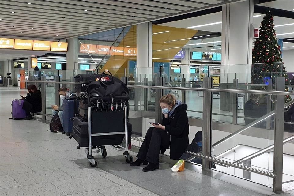 Pasajeros esperan en el aeropuerto de Gatwick, en Reino Unido.