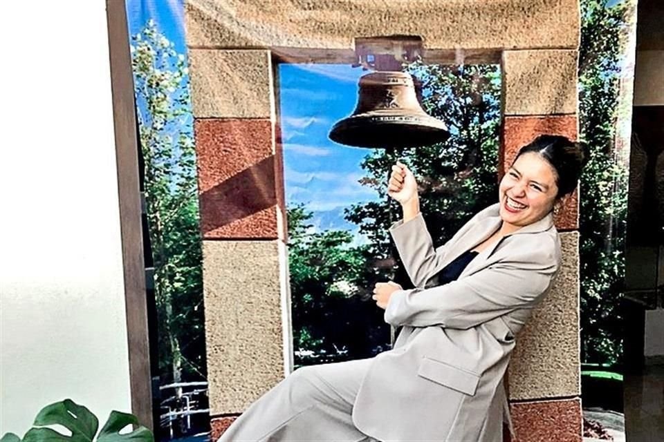 La joven también cumplió la tradición con una campana impresa en lona.