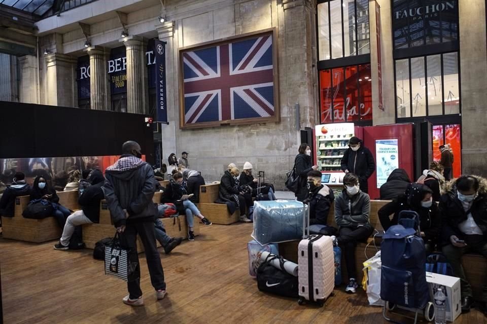 Pasajeros esperan en una estación de trenes en París, Francia. El país cerró fronteras con Reino Unido ante la nueva cepa de coronavirus.