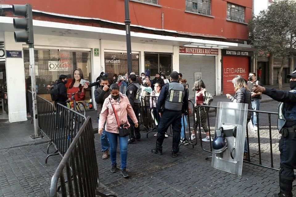 Mientras comercios establecidos y locatarios han acatado las restricciones, vendedores han ocupado calles del Primer Cuadro y parte de la plaza de la Constitución.