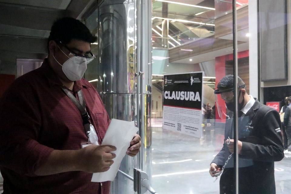 La Secretaría de Salud desalojó y clausuró el sábado el Showcenter, donde se realizaba una fiesta.