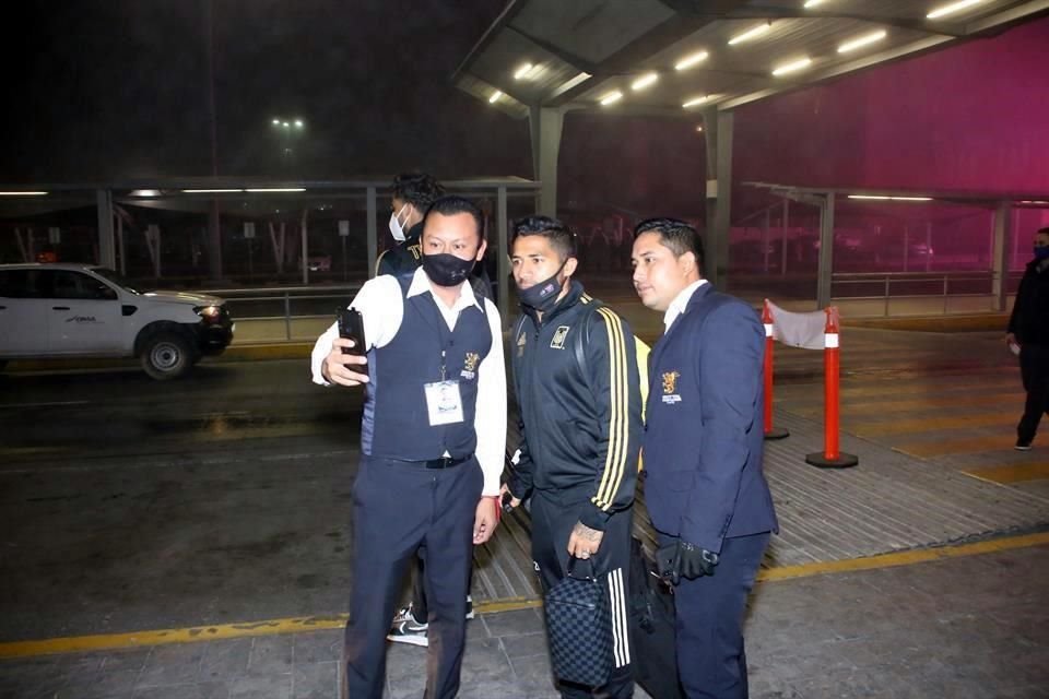 Javier Aquino accedió a tomarse algunas fotos con personal del Aeropuerto Internacional de Monterrey.