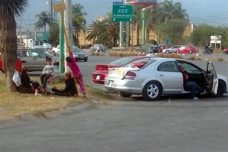 Vecinos de Cumbres San Agustín se sienten invadidos por automovilistas que bloquean el paso a la colonia, por el tianguis de autos.