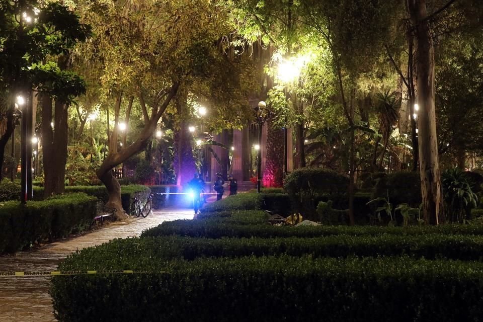 De acuerdo con policías y un perito, el hombre no presentaba signos de violencia por lo que la causa probable de su deceso sería por intoxicación etílica.