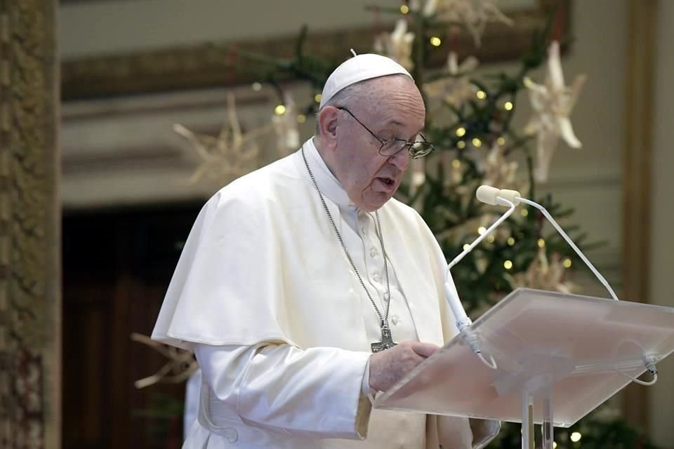 Ante la pandemia de Covid, el Papa pronunció su mensaje de Navidad en el interior de la Basílica de San Pedro y no asomado desde el balcón ante miles de fieles.