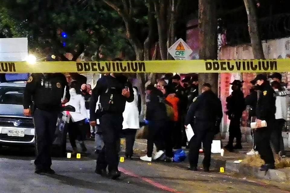 La zona del homicidio fue acordonada por policías del sector Tacuba quienes dieron aviso al Ministerio Público.