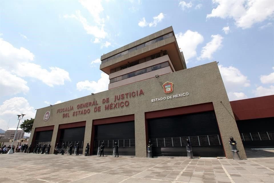 La FGJ del Estado de México informó que los mandos de seguridad de los municipios de Naucalpan, Tejupilco e Ixtapaluca han sido detenidos.