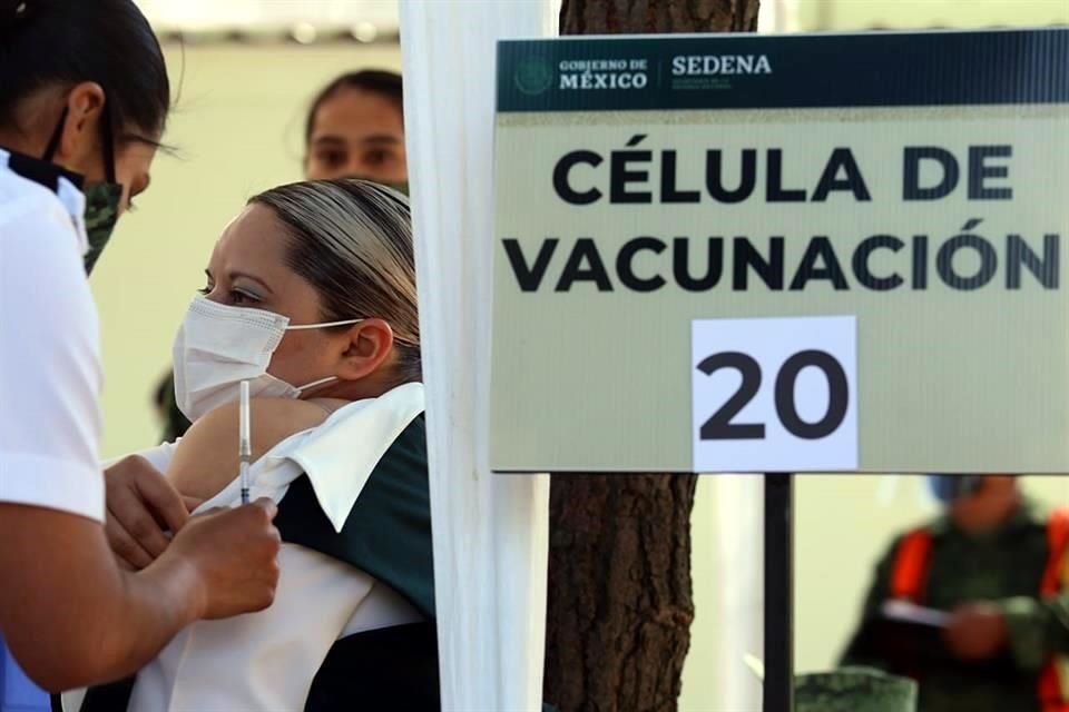 Tras arribo a País de 42,900 dosis de vacunas contra Covid, el objetivo es suministrar de 4 a 5 mil vacunas diarias, dijo titular de Censia.