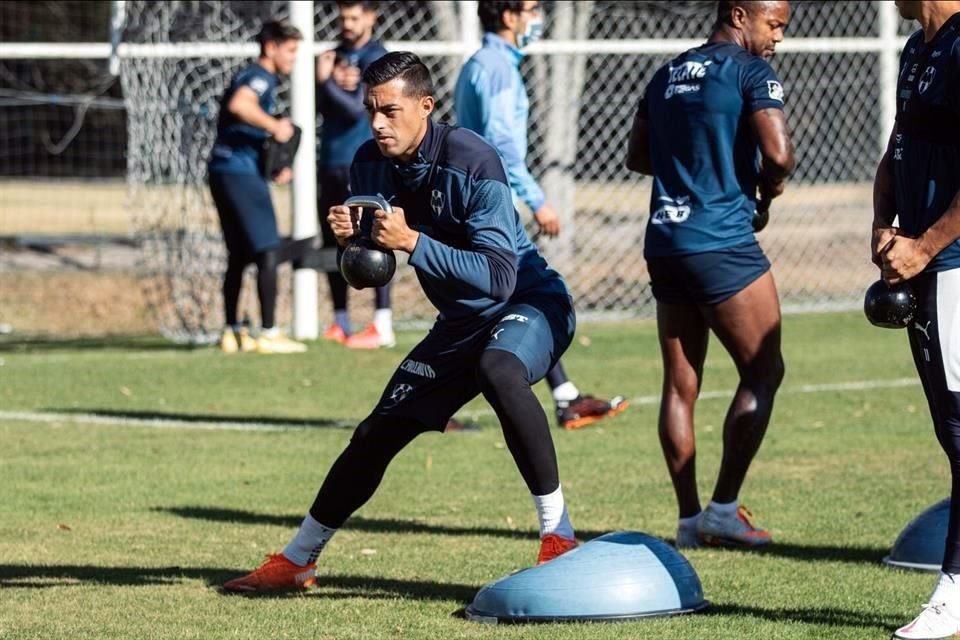 Rogelio Funes Mori le mete intensidad al entrenamiento.