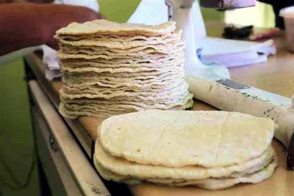 Debido a las extorsiones del crimen, comerciantes han elevado el precio de sus productos, como tortillas.