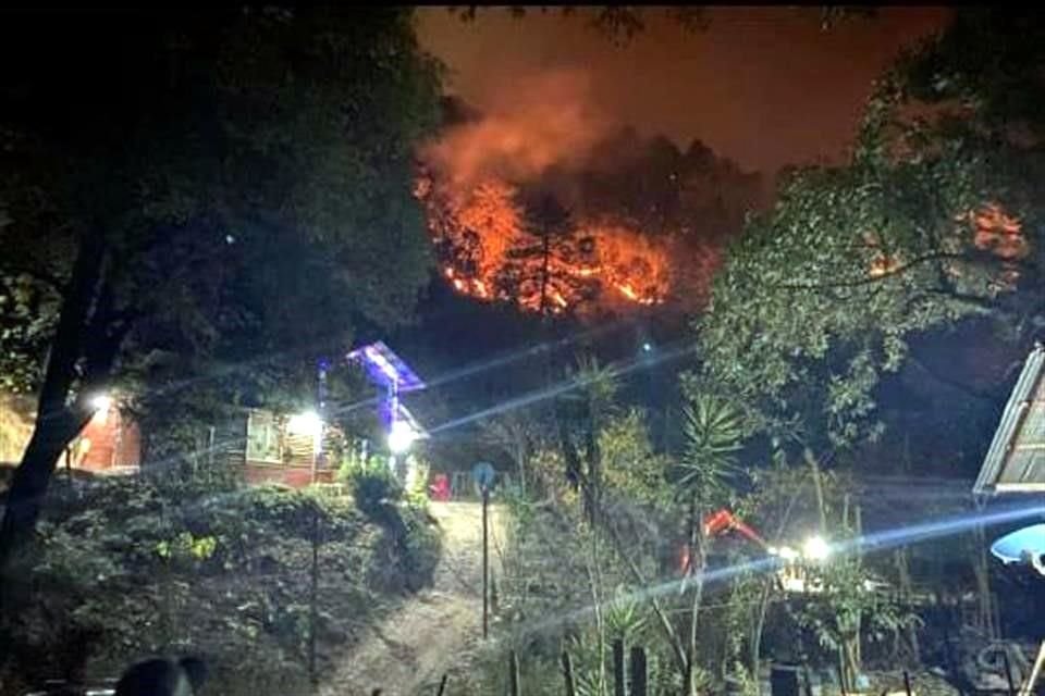 Al no estar controlado el fuego, el cual está cerca de llegar a una zona de cabañas, las maniobras podrían extenderse hasta los últimos minutos de este año o hasta el nuevo 2021.