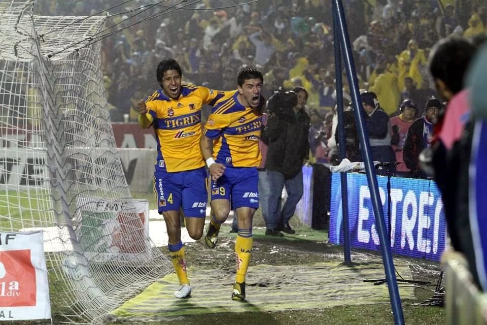 Hugo Ayala (4) es el único jugador de la zaga de Tigres que fue campeón en el Apertura 2011 que sigue en el club auriazul.