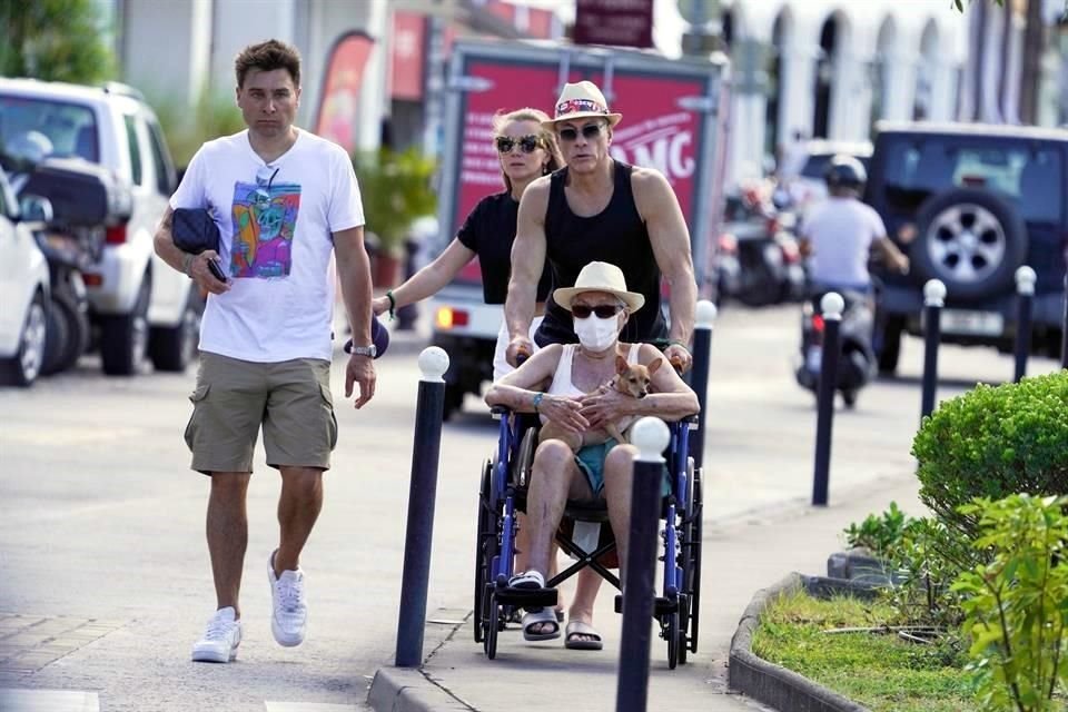 Jean-Claude Van Damme muestra sus músculos con una camiseta negra sin mangas mientras sale a hacer algunas compras en St. Barths después de Navidad.