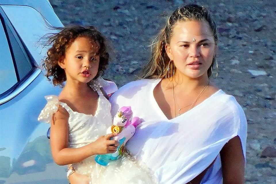 John Legend y Chrissy Teigen muestran el aterrizaje extremo en el aeropuerto de St Barth a sus hijos. St-Barth es bien conocido por ser uno de los aeropuertos más peligrosos del mundo para aterrizar.