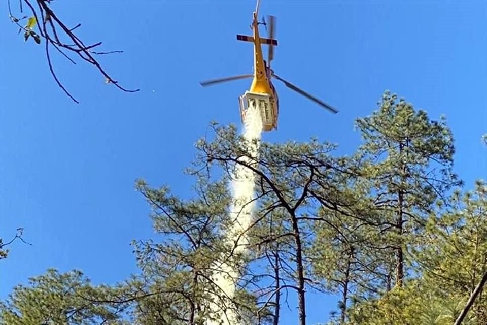 Un helicóptero del Estado participó en el combate al inciendio.