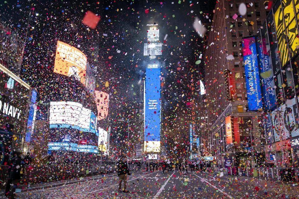 Por pandemia de Covid-19, el Times Square, en NY, lució vacío, sólo con unos cuantos trabajadores esenciales y policías en la zona.