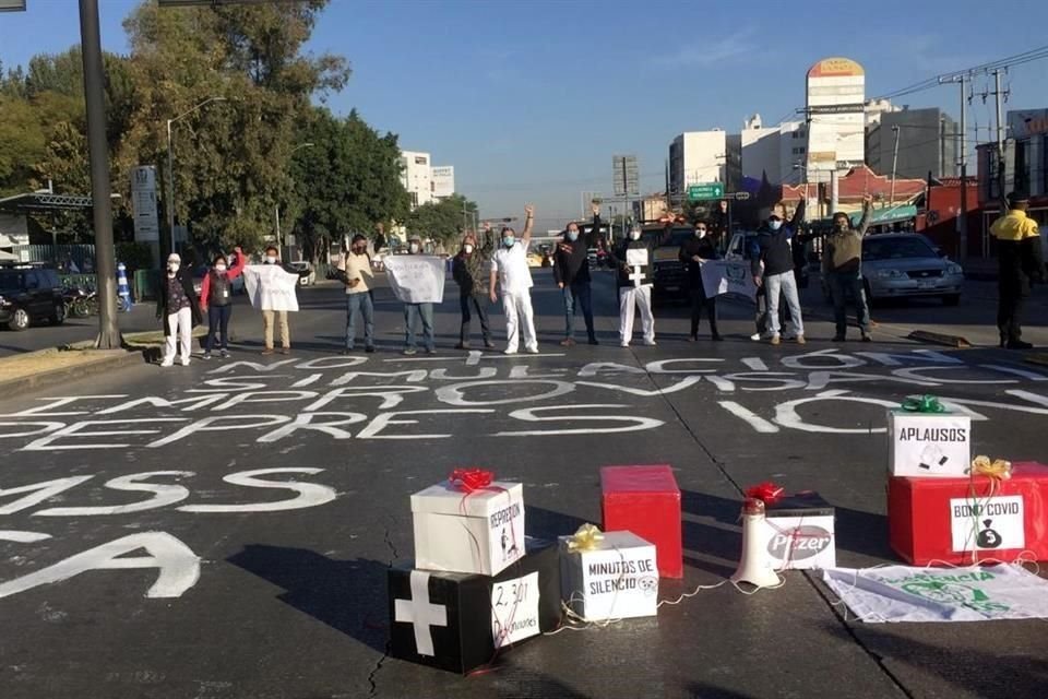 Personal de salud bloquea carriles centrales de Calzada Vallejo, a la altura del Hospital La Raza, contra 'influyentismo' en vacunación.