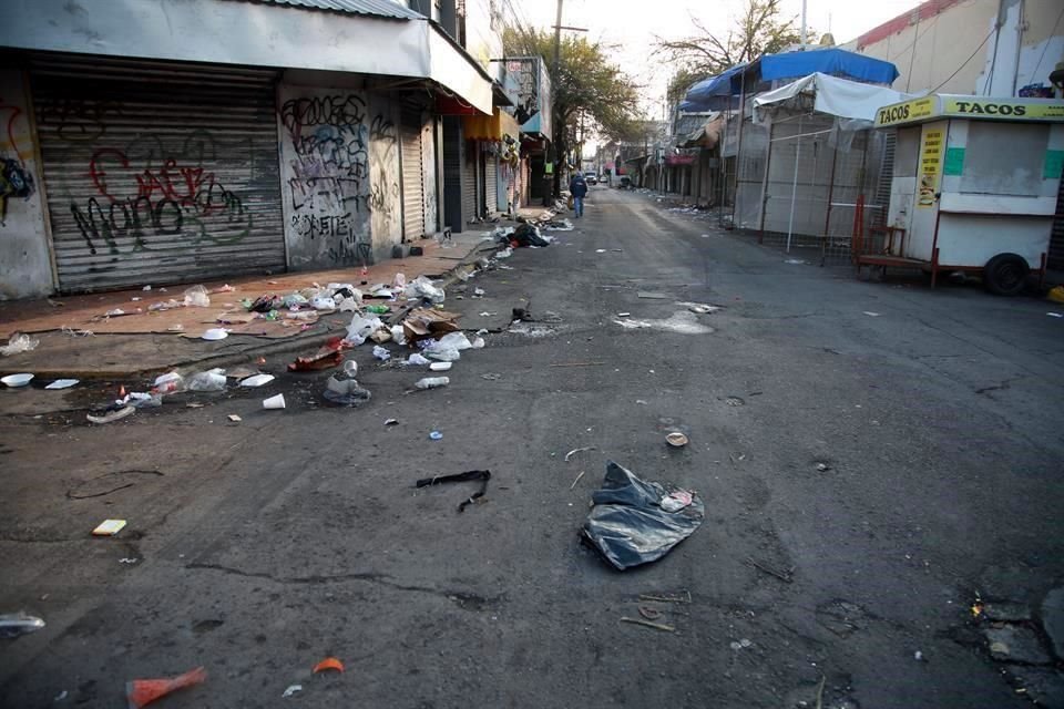 Calles del Centro de Monterrey lucen llenas de basura en las banquetas.