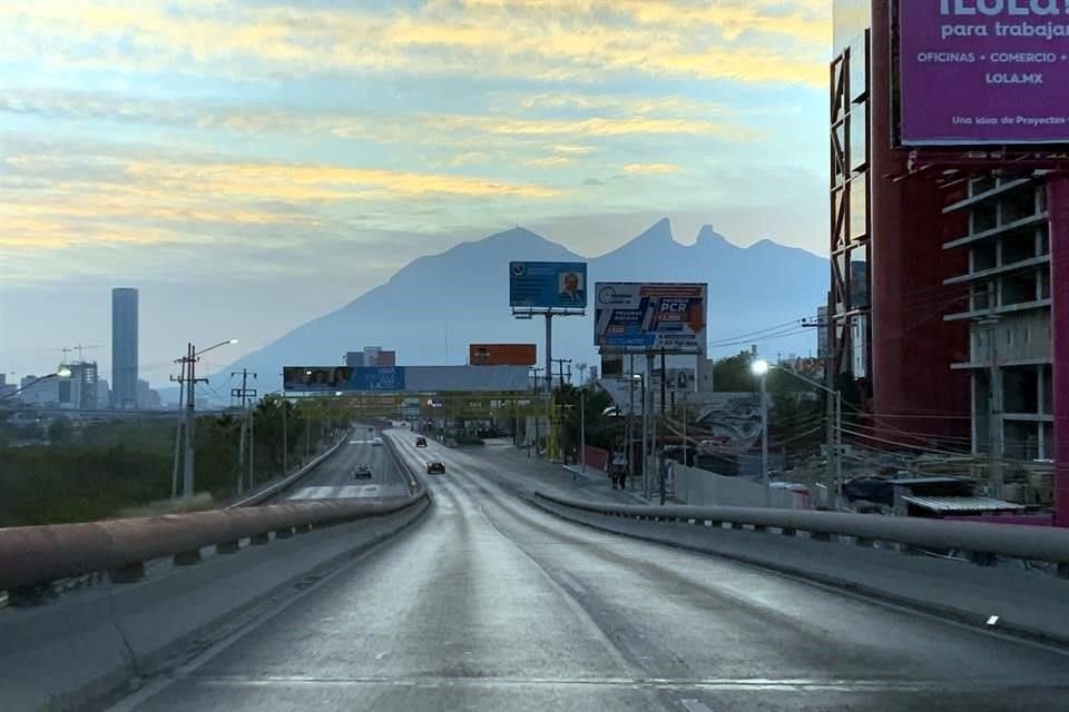 Las calles del Centro de Monterrey lucen con poca circulación de vehículos.