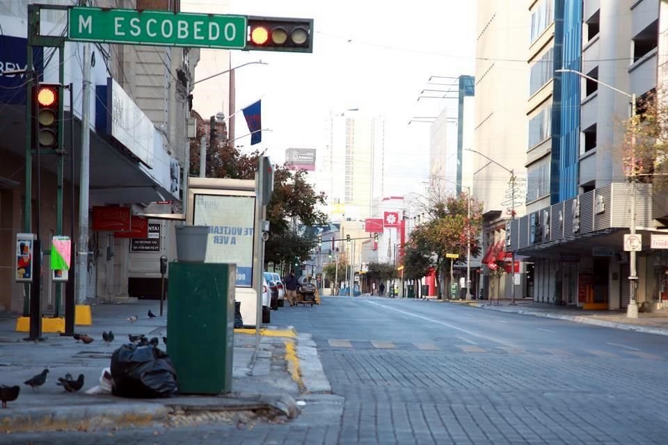 Las calles del Centro de Monterrey lucen sin gente pero con basura en las banquetas.