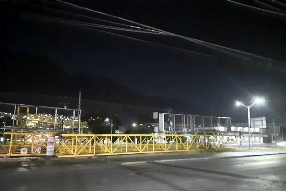 La estructura del puente peatonal fue colocado en el camellón central de la arteria, en el cruce con San Francisco, en la Colonia Satélite.