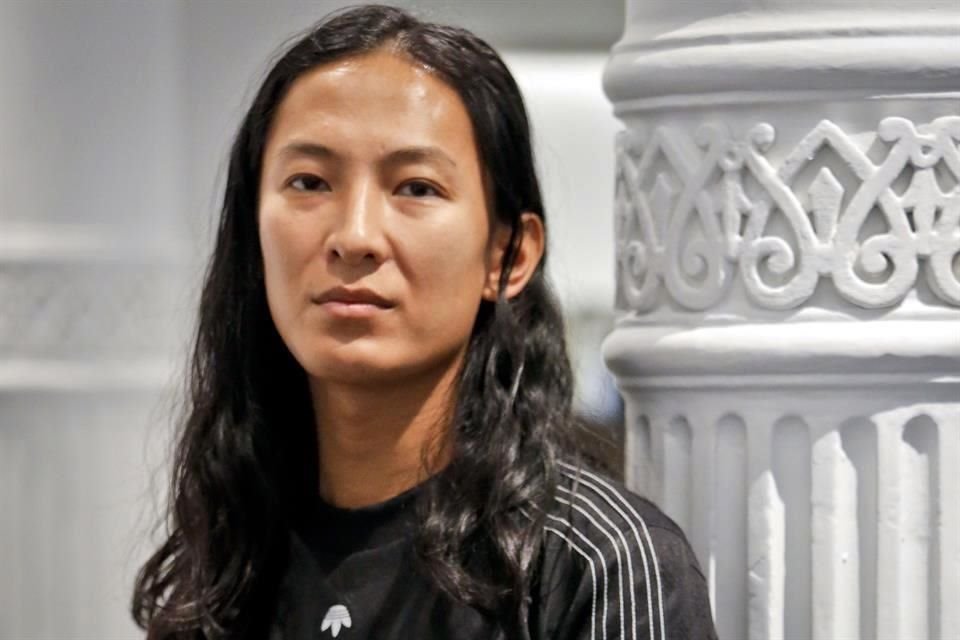 El diseñador Alexander Wang emitió un comunicado en el que negó las acusaciones de abuso y acoso sexual en su contra.