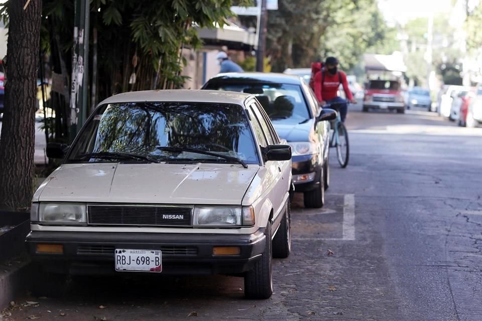 REFORMA comprobó que comerciantes que viven y trabajan en la Ciudad, se estacionan en la vía pública con placas de otras entidades y para personas con discapacidad