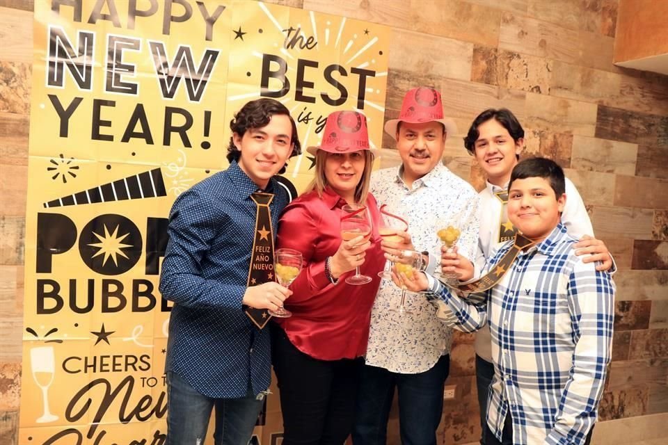 José Luis Morales Blanco, Blanca Blanco de Morales,  José Luis Morales Ochoa,  Guillermo Morales Blanco y Santiago Morales Blanco,