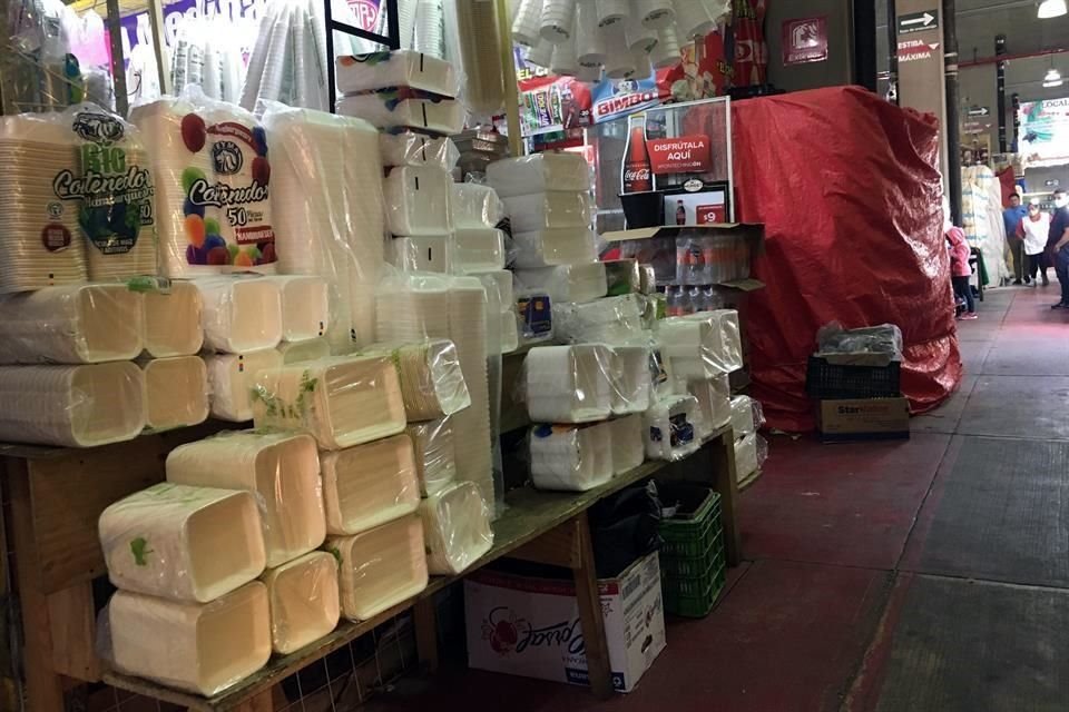 Desde el 1 de enero quedó prohibida la venta, la distribución y la entrega de popotes, tapas, vasos, platos y charolas, entre otros productos de plástico.