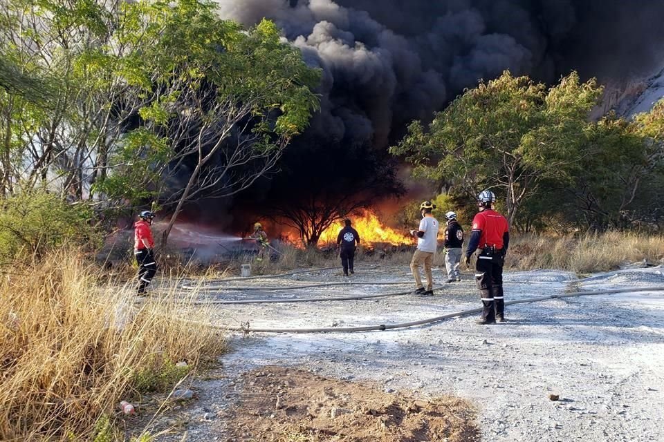 El fuego inició en una bodega de construcción en los límites de Monterrey y San Pedro.
