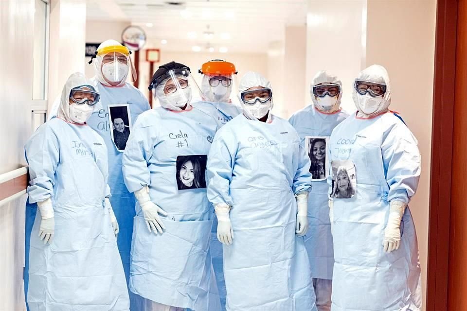 Enfermeros de Terapia Intermedia del Hospital San José-TecSalud muestran sus nombres y retratos para que los pacientes puedan identificarlos.