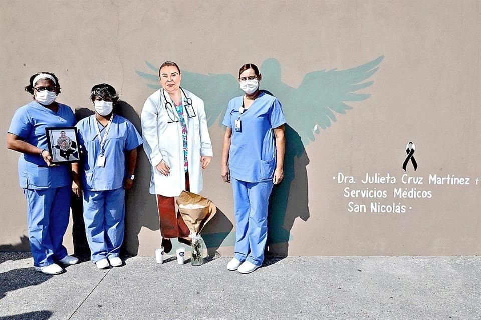 En julio, enfermeras que conocieron a la doctora Julieta Cruz Martínez, quien murió de Covid atendiendo enfermos, la recordaron en un mural hecho por artistas urbanos de San Nicolás.