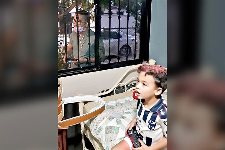 El cirujano Oziel Cantú festejó el Día del Niño jugando videojuegos con su hijo, él en la banqueta y el menor en un cuarto.