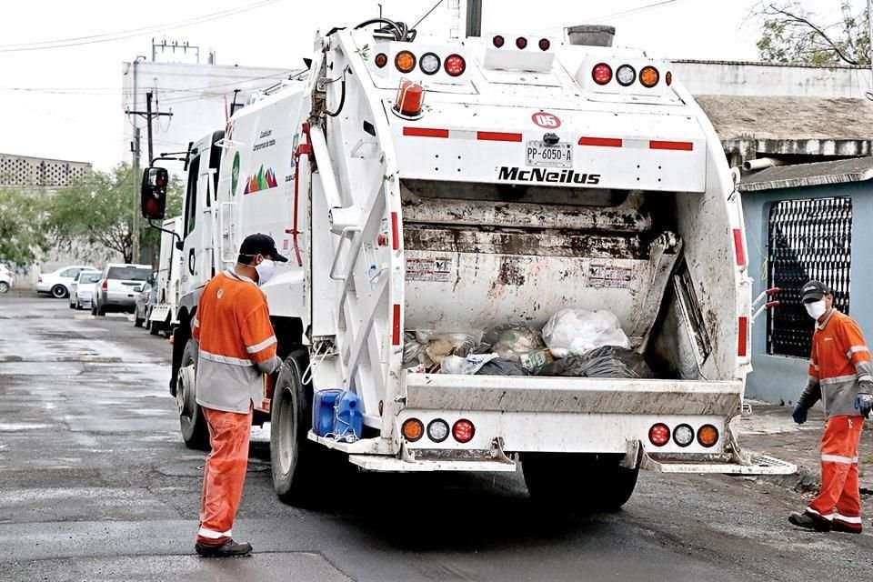 Cada mañana, empleados del servicio de limpia de la empresa Veolia, en Guadalupe, utilizan un autoparlante para difundir entre los vecinos las medidas preventivas contra el Covid-19.