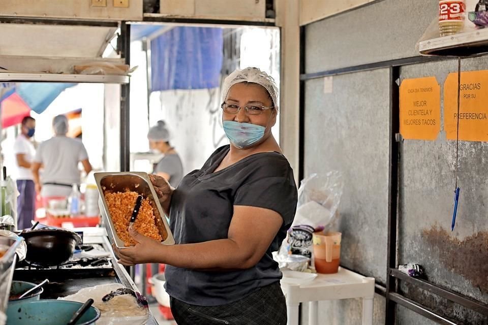 María Reyes sufrió una baja de clientes en su taquería, pero mantiene una actitud optimista.