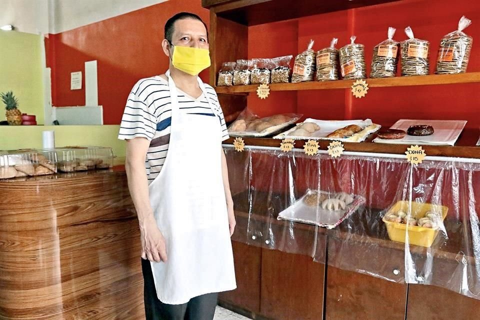 Al pie del horno, Melitón no ha dejado de preparar pan en la Colonia Terminal.