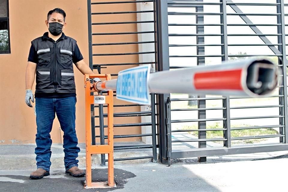 Siempre vigilante, César Enrique Medina es guardia en una colonia privada en Apodaca.