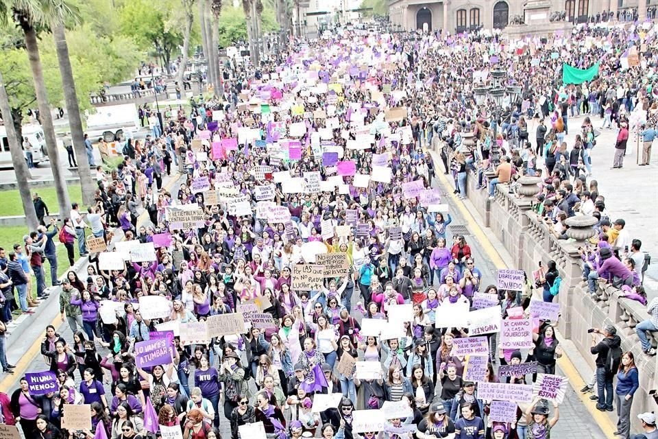 Al grito de '¡Por ti, por mí, por todas las mujeres!' y de 'Mujer, escucha, ésta es tu lucha' mujeres alzan la voz y tiñen de morado y violeta las calles en más de 60 ciudades del País.