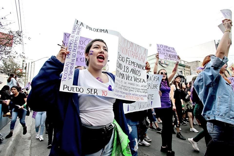 En Monterrey la Movilización para exigir un alto a la violencia de género tiene una histórica concurrencia de 15 mil mujeres, según datos oficiales.
