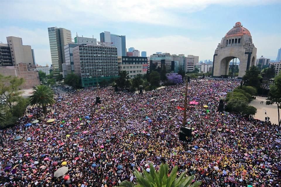 Movilización por el 8M en el Monumento a la Revolución en la CDMX.