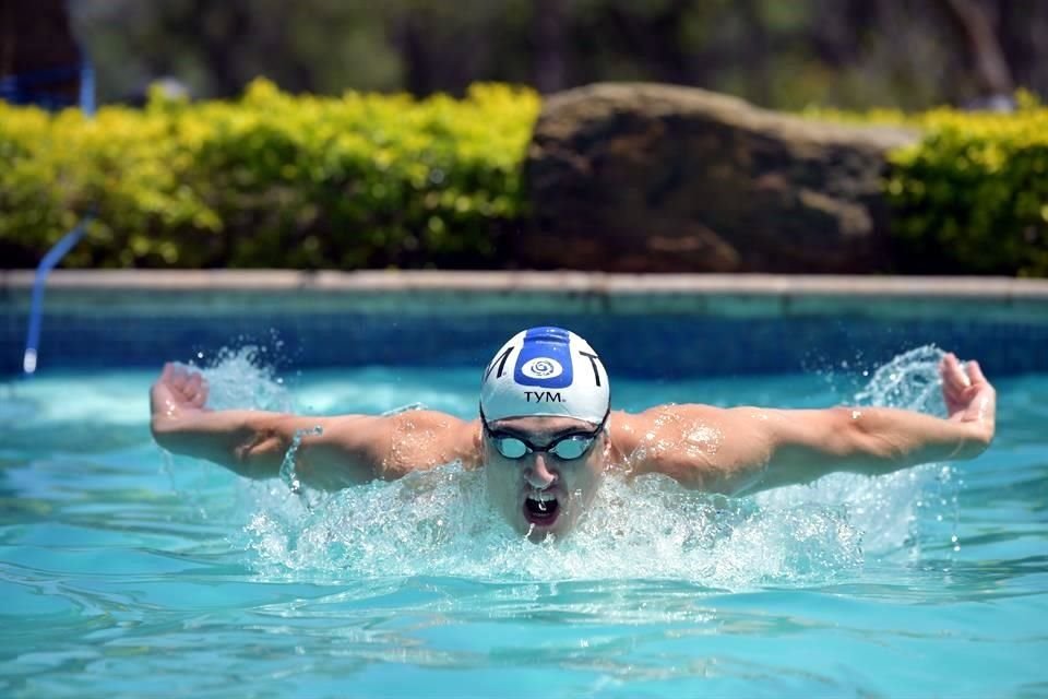 En abril inició sus entrenamiento en una alberca prestada en San Pedro de 10 metros ante el cierre masivo de espacios deportivos por la pandemia.