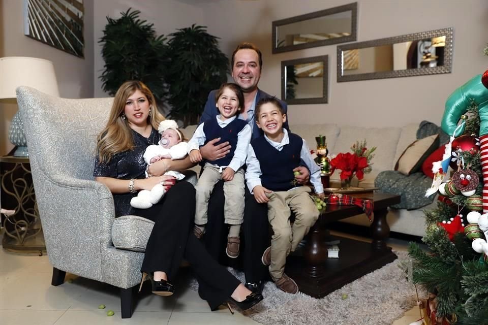 Arturo Gutiérrez Guajardo y Ana Ruth Servín Miller con sus hijos Andrés Daniel, Alejandro y Ana Sofía Gutiérrez Servín