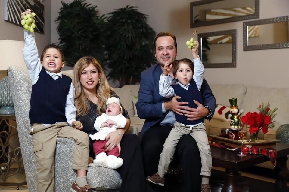 Arturo Gutiérrez Guajardo y Ana Ruth Servín Miller con Andrés Daniel, Alejandro y Ana Sofía Gutiérrez Servín
