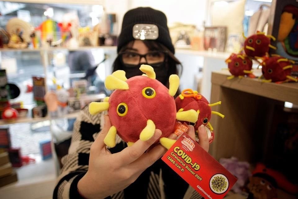 El peluche del Covid 19 se vende en una tienda de La Coruña, en España.