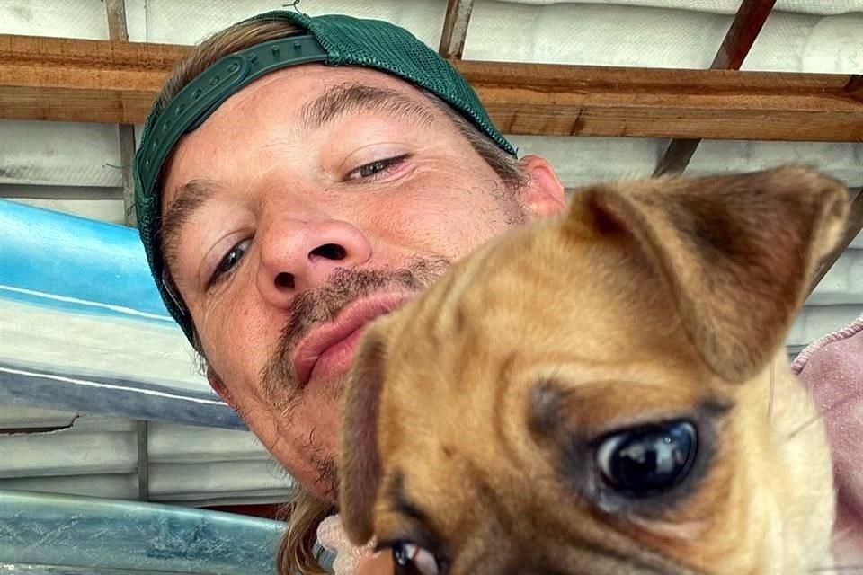 El DJ y productor Diplo adoptó un perro en México al que llamó 'Jefe'.