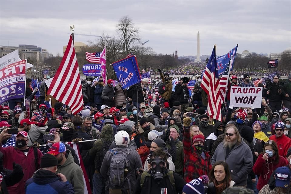 Los partidarios de Trump tiraron barricadas y se enfrentaron con la policía en los terrenos del Capitolio, y entraron al edificio.