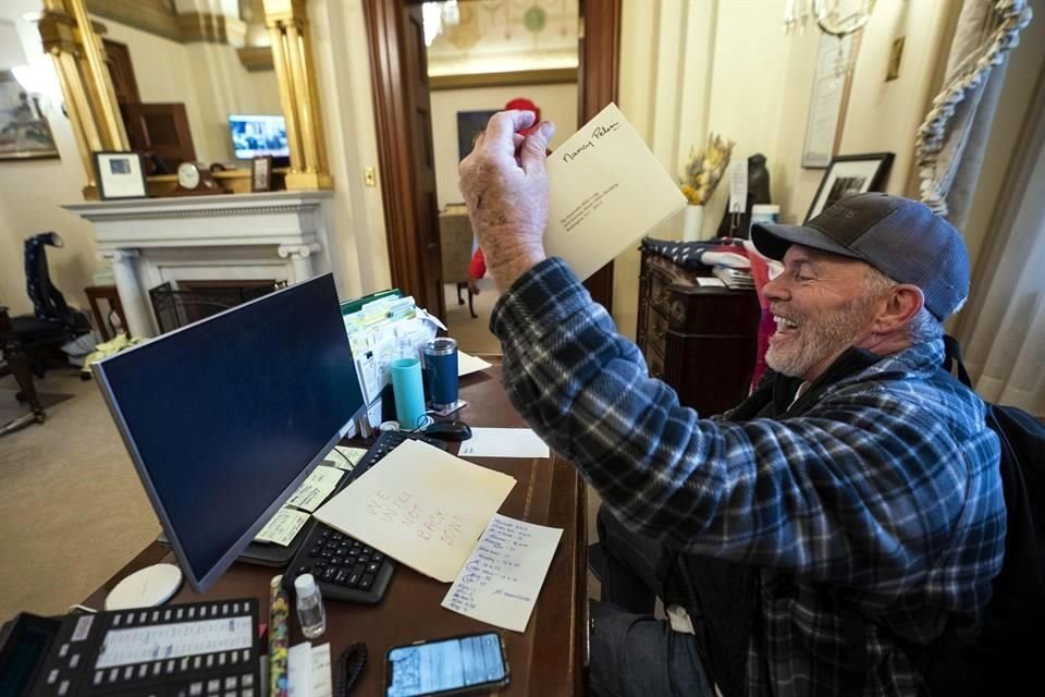 Un simpatizante de Trump entró a la oficina de Nancy Pelosi.