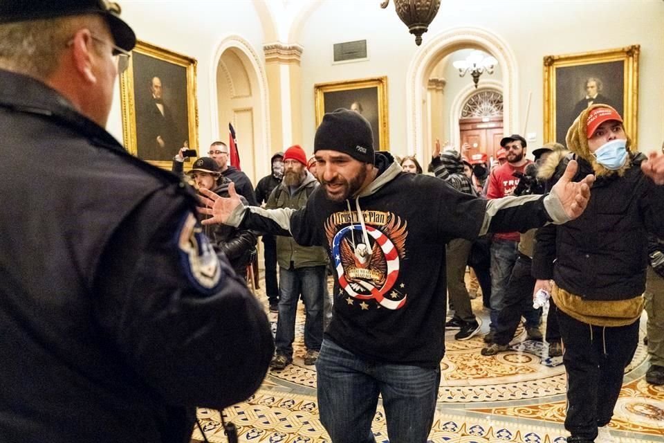 Manifestantes confrontan a policías dentro del Capitolio.